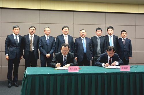 随后,中国通号总裁尹刚与四川发展董事长,党委书记王凤朝,总裁李文清