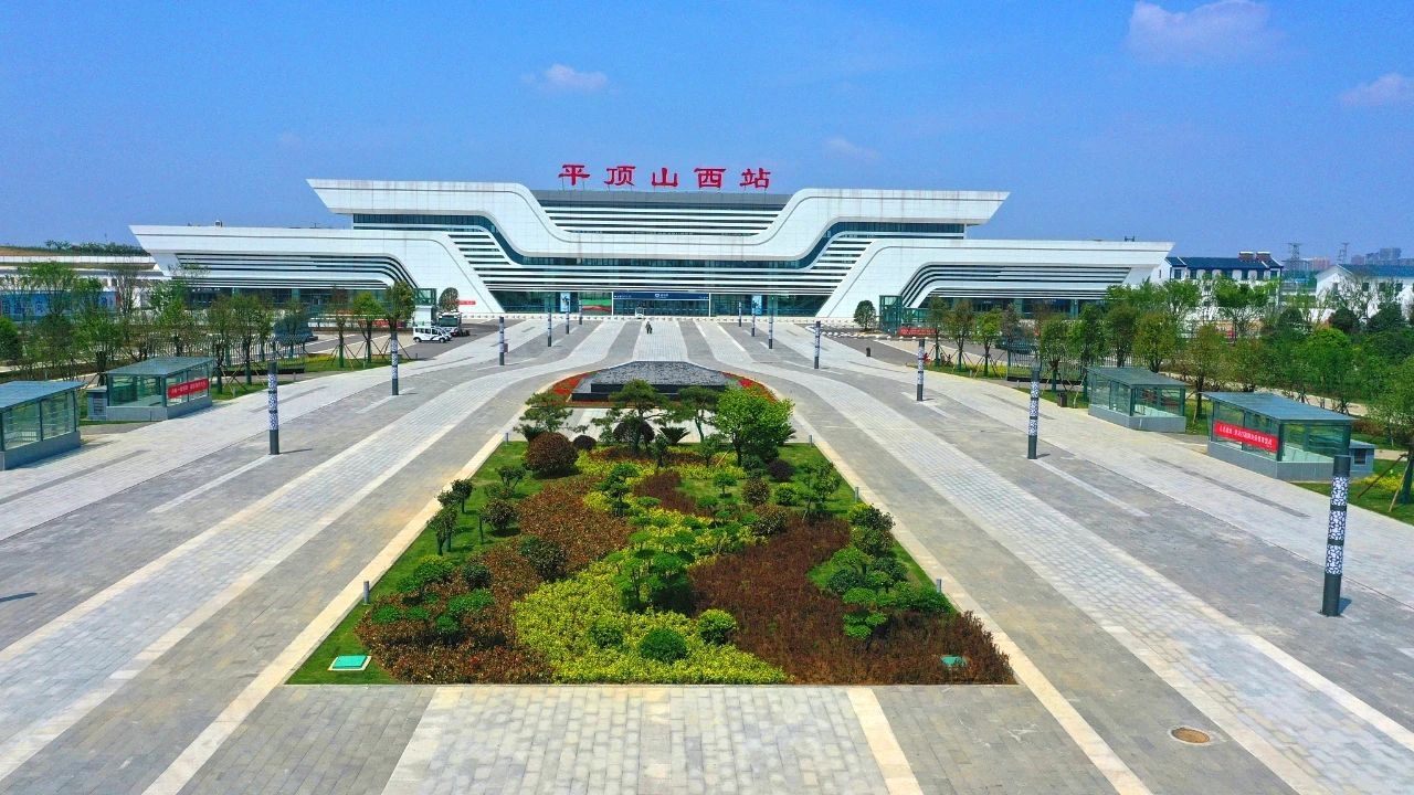 平顶山西站东广场项目景观绿化工程收官