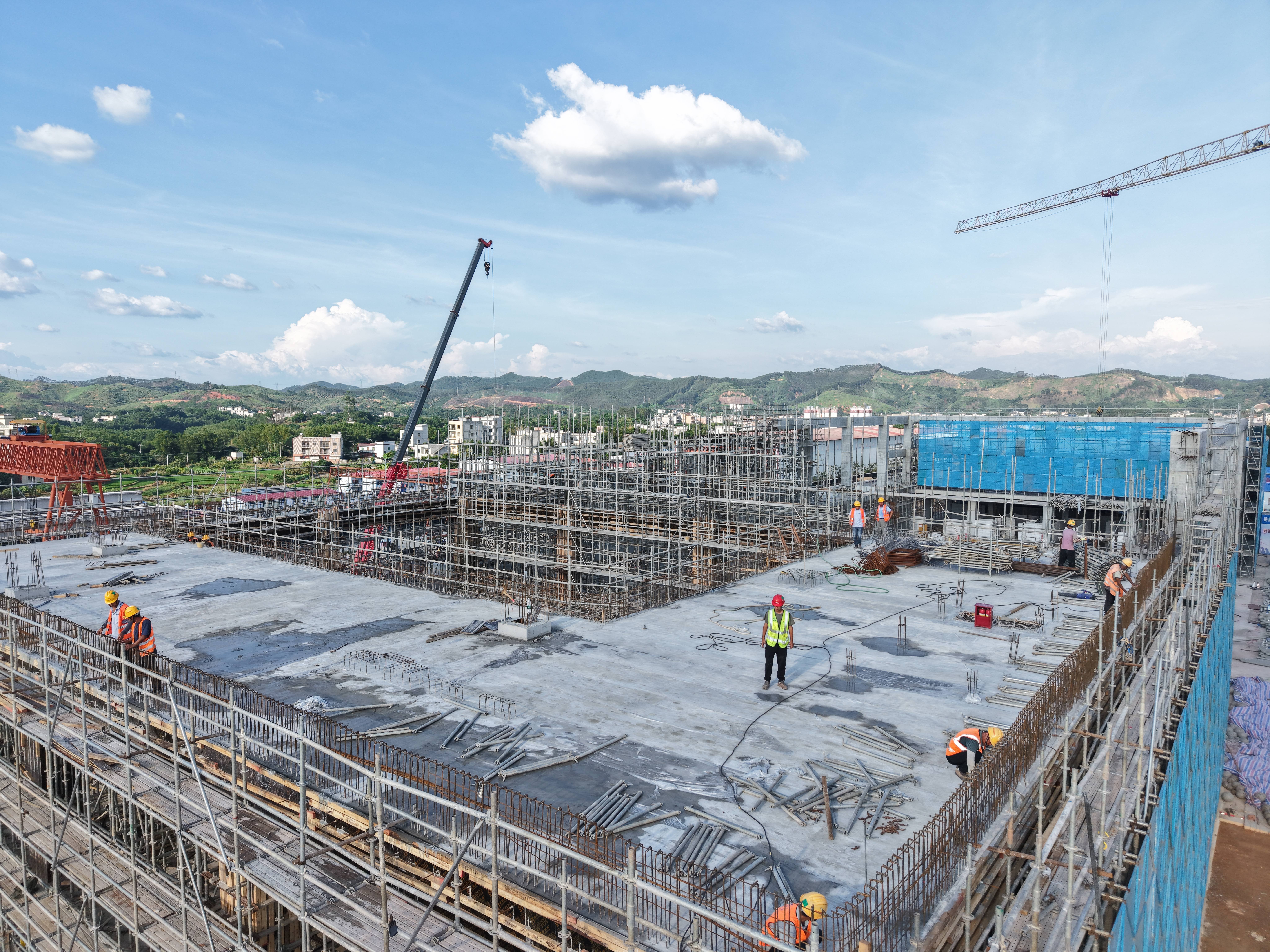 柳梧铁路新建站房全部封顶