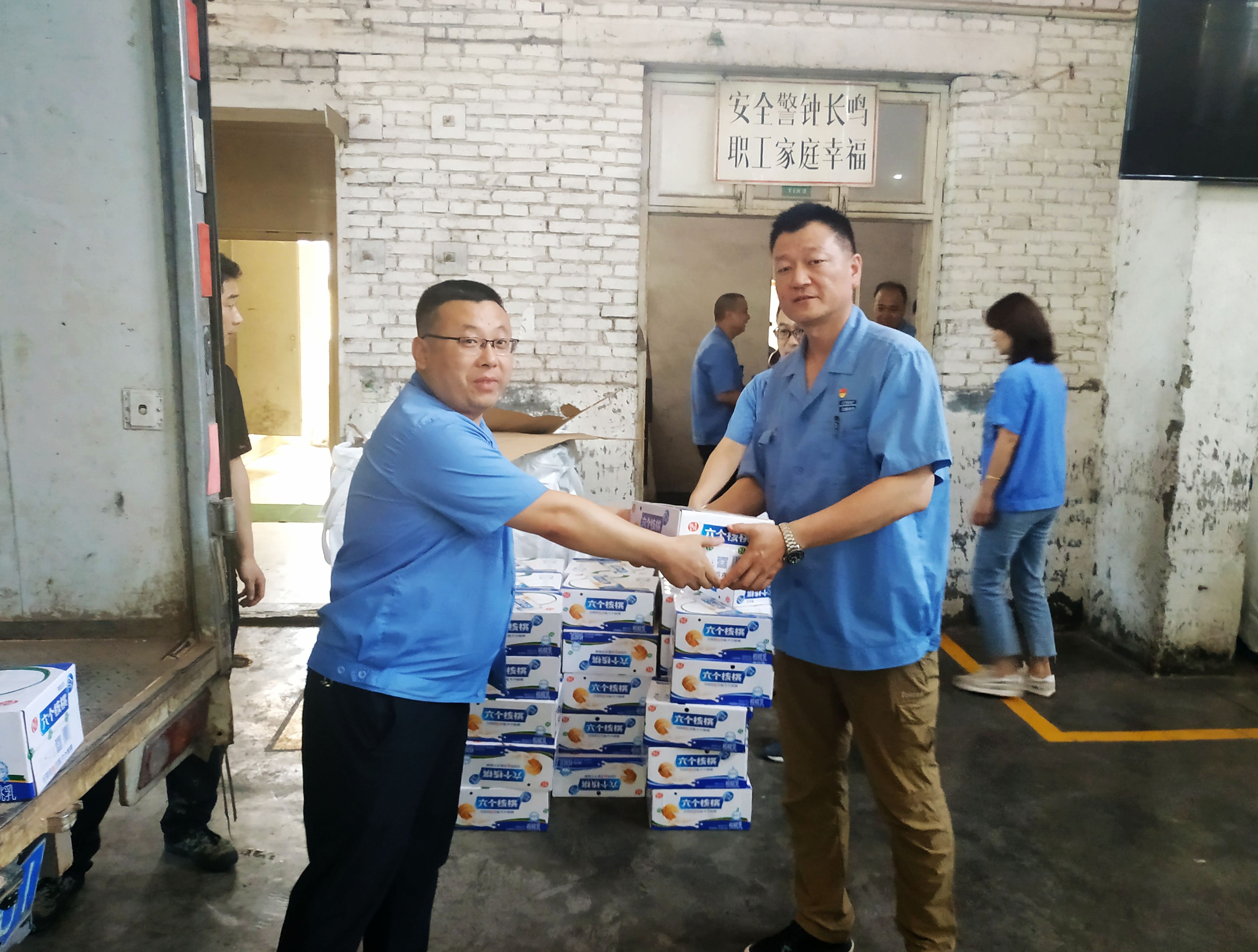 炎炎夏日送清凉 丝丝关爱暖人心
