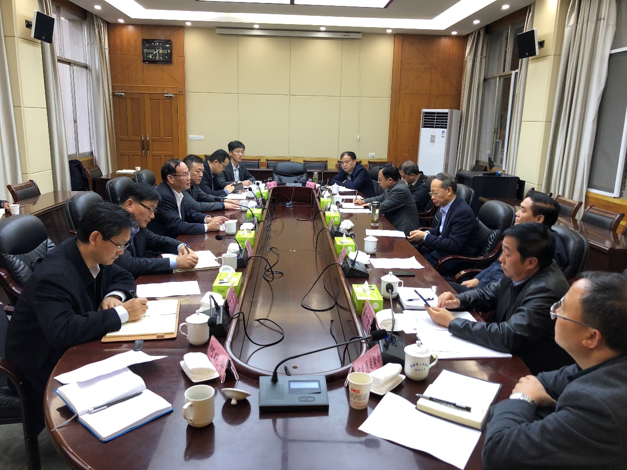 尹刚会见安顺市委副书记、市长陈训华