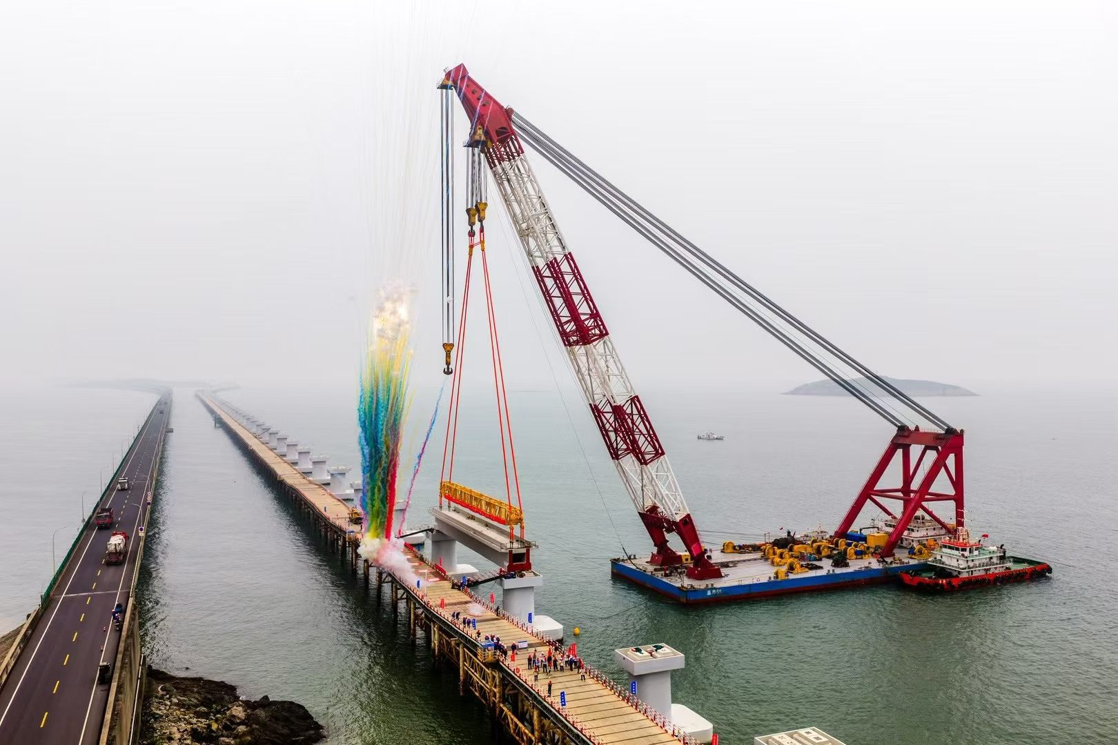 咨询公司监理的新建铁路头门港二期项目 首榀预制箱梁顺利架设