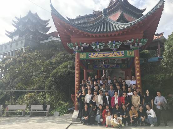 通号万全举办重阳节登山比赛