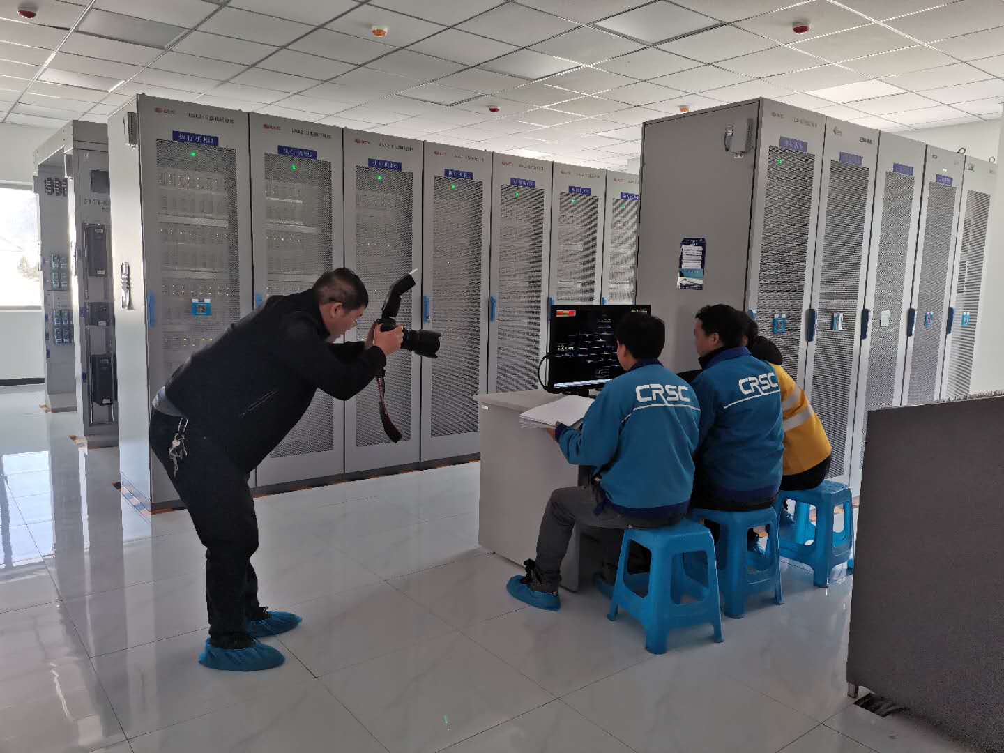 青藏公司媒体走进拉林铁路施工一线采访