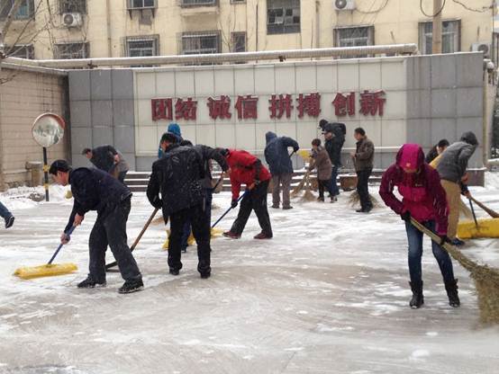 济南分公司员工除雪战严寒