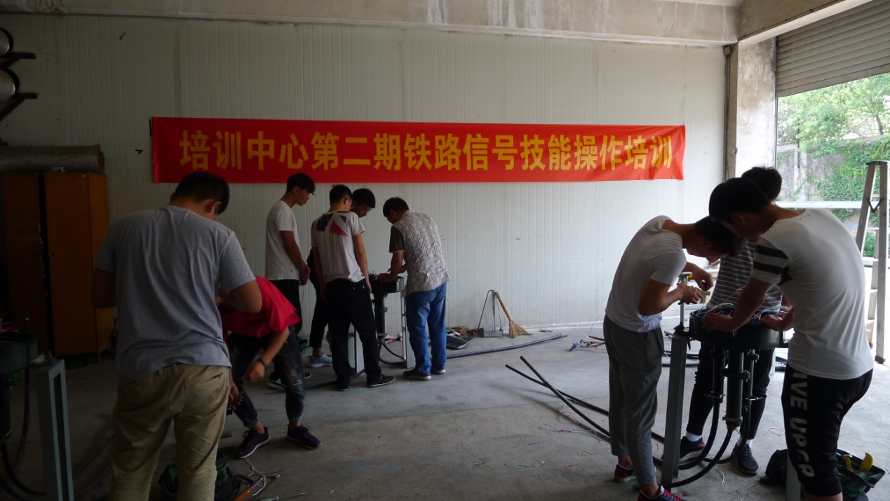 培训中心对实习生进行技能培训