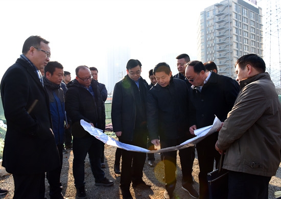 郑州市政府和郑州铁路局领导到金水路西延项目现场办公