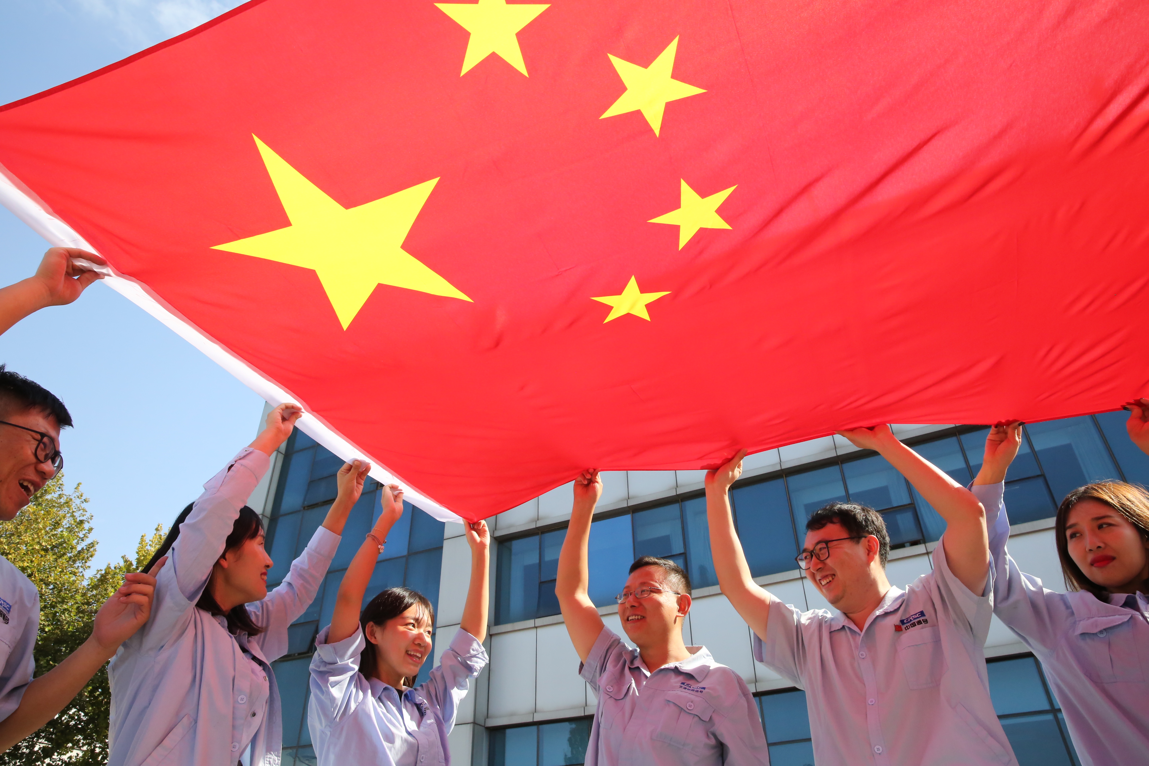 津信员工与国旗合影为祖国点赞