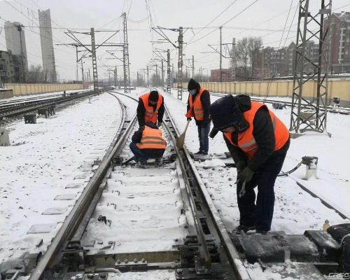 天津经营人员助力除雪保春运