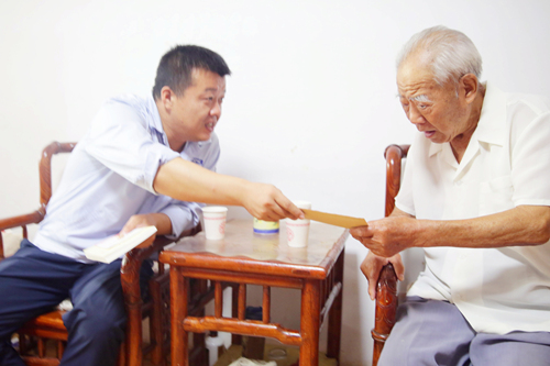 主题教育丨津信公司党委领导走访慰问困难党员