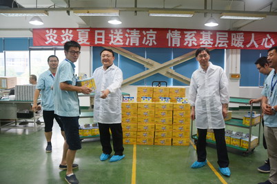 炎炎夏日送清凉 情系基层暖人心——北工集团总经理、纪委书记到上通公司生产一线慰问